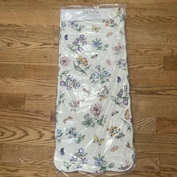 LENOX DECORATIVE NWT TABLE RUNNER 14X70 (36cm X 178 cm) - Picture 2 of 6